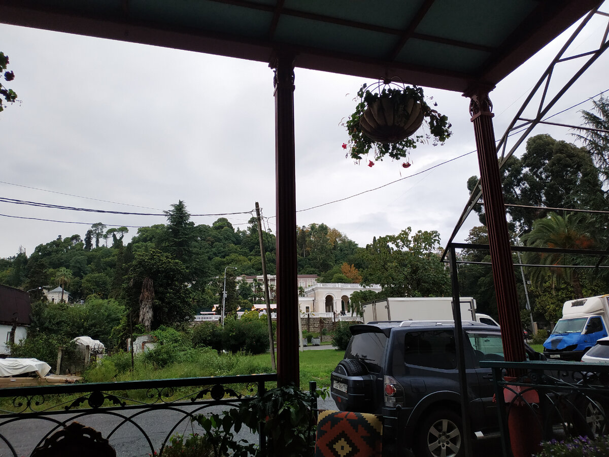 С улицы виднеется ж/д станция "Гума" в стиле сталинского ампира