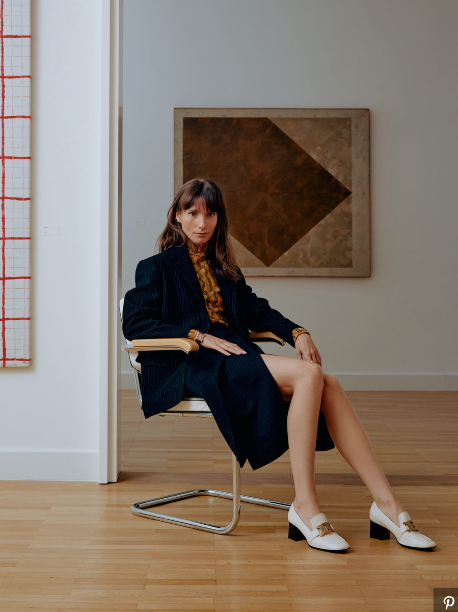 АЛИНА ПИНСКАЯ В СВОЕЙ ГАЛЕРЕЕ ALINA PINSKY GALLERY. ШЕРСТЯНЫЕ ЖАКЕТ, ВОДОЛАЗКА И ЮБКА, ВСЕ PRADA; КОЖАНЫЕ ТУФЛИ, TOD’S; КОЛЬЦО CLASH DE CARTIER ИЗ РОЗОВОГО ЗОЛОТА, ЗОЛОТЫЕ ЧАСЫ TANK LOUIS CARTIER, ВСЕ CARTIER.