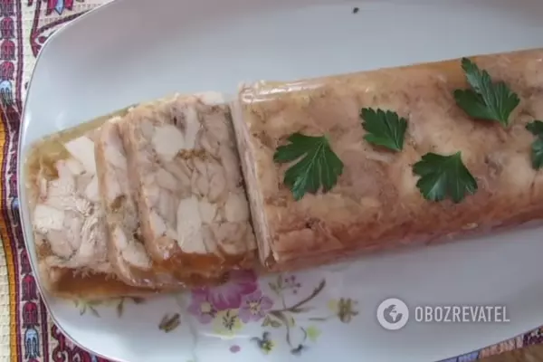 Достаем колбаску с желатином из формочки