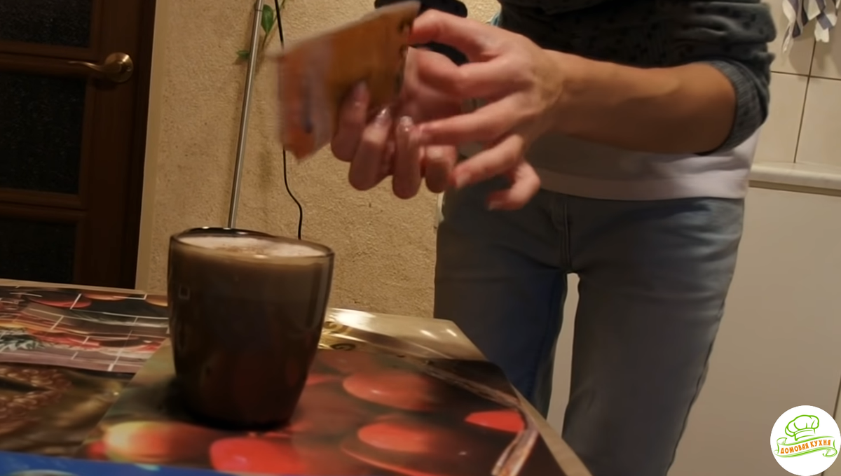 К кофе можно добавить корицу или ваниль