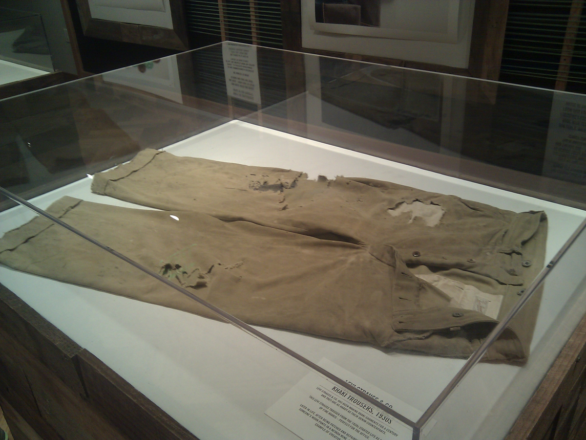 Levi Strauss Plaza, khaki trousers - panoramio.jpg - Wikimedia Commons