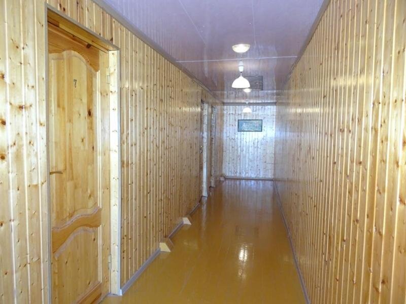 Коридор. На этаже 5 номеров. 