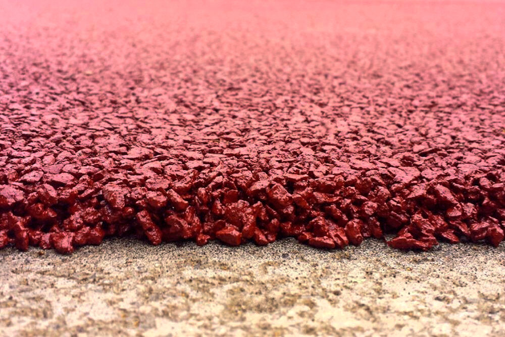 пацана красный асфальт. красный асфальт. холодный асфальт цвет красный. цветной асфальт. тень на дороге русский язык.