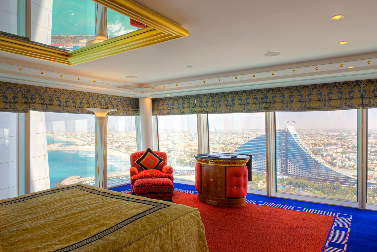 Знаменитый отель «Бурдж-Аль-Араб» гигантским парусом возвышается над побережьем Дубая. Силуэт отеля узнаваем с первого взгляда.-2-3