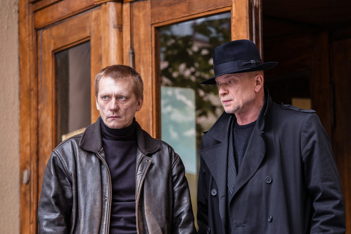 Невозмутимый Череп (О. Ягодин) и проницательный Иван Петрович Черкасов (А. Смоляков) Между ними разворачивается настоящий поединок. Источник: Яндекс.Картинки.