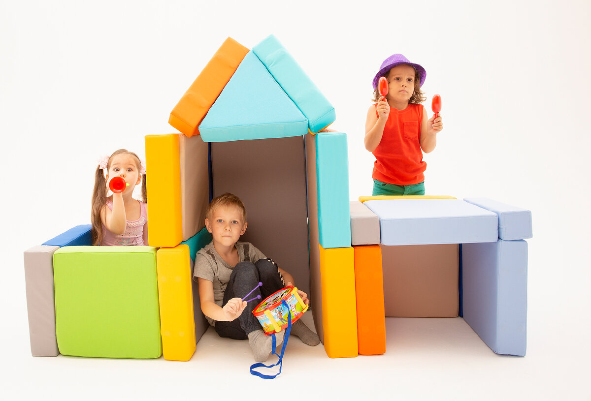 На фото мягкий конструктор Магматик