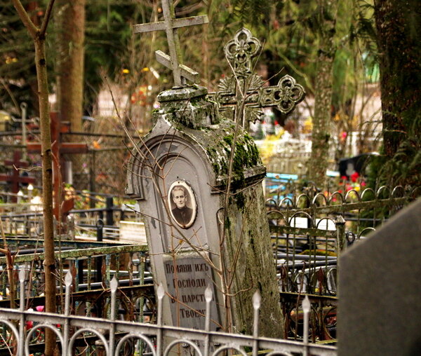 Когда-то  в молодости пришла работать в фонды музея-заповедника. Из множества  впечатлений одно - оставило особый след в душе. В глубоких подвалах  Присутственных мест было помещение, тёмное и полусырое, куда поодиночке  мы старались не заходить. Там хранились мраморные надгробия, объёмные  памятники и бюсты, вывезенные после революции и  оккупации с разорённых  кладбищ бывших усадеб и монастырских погостов.  Монументальная  скульптура XIX в. была так реалистична, психологически точна, такое в  них было запечатлено пронзительное горе и скорбь, что нельзя было без  сострадания вглядываться в почти античные женские и детские головки,  заломленные руки. Какая там стояла аура! Мы не могли разговаривать,   чувство вины подавляло...