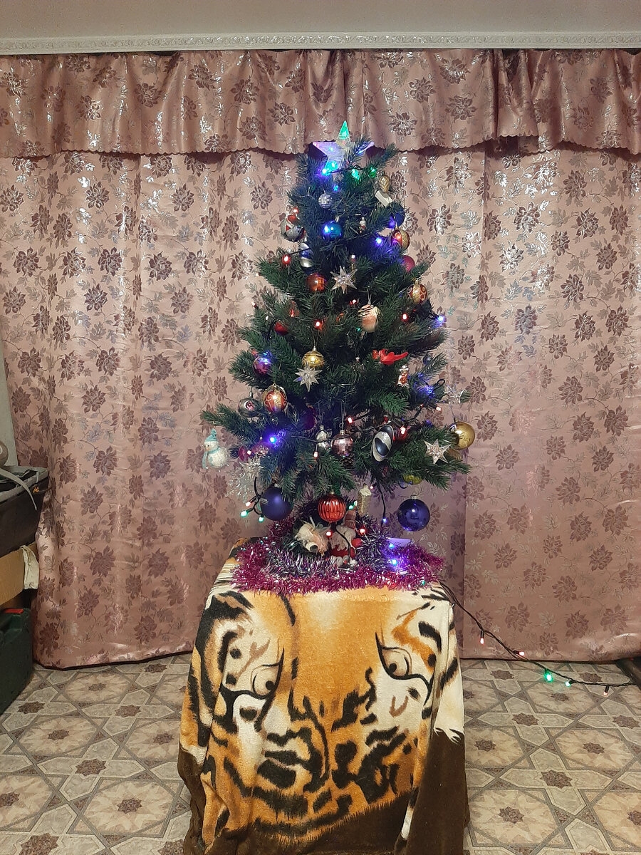 А елочку мы все же нарядили! 