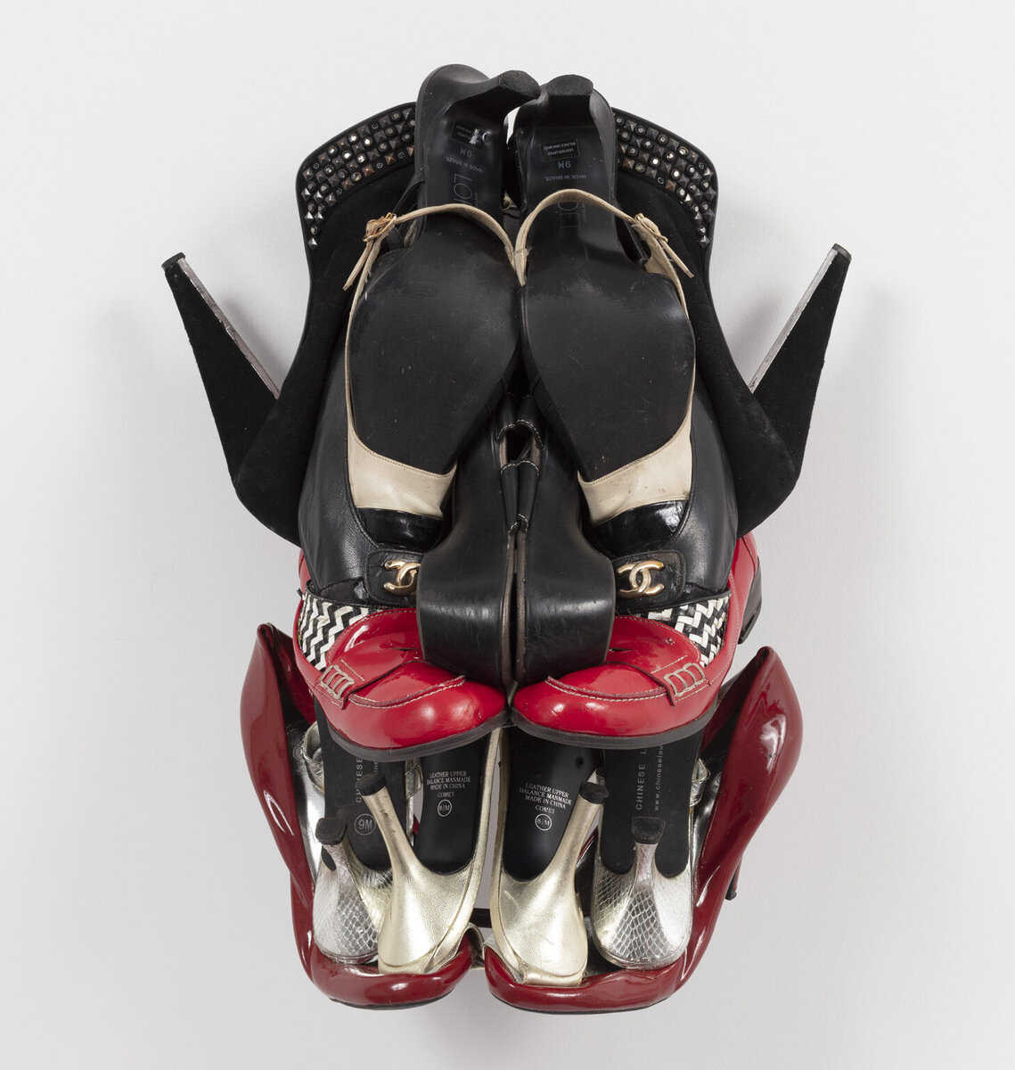 А это современный реди-мейд. Вы когда-нибудь замечали, что один предмет похож на другой? Например, что башмак с наполовину оторванной подошвой становится похож на крокодила или другое животное с открытой пастью? Вот, а современный художник Вилли Коул из Нью-Йорка пошёл дальше и создаёт лики то ли древних богов, то ли монстров из целой кучи обуви.