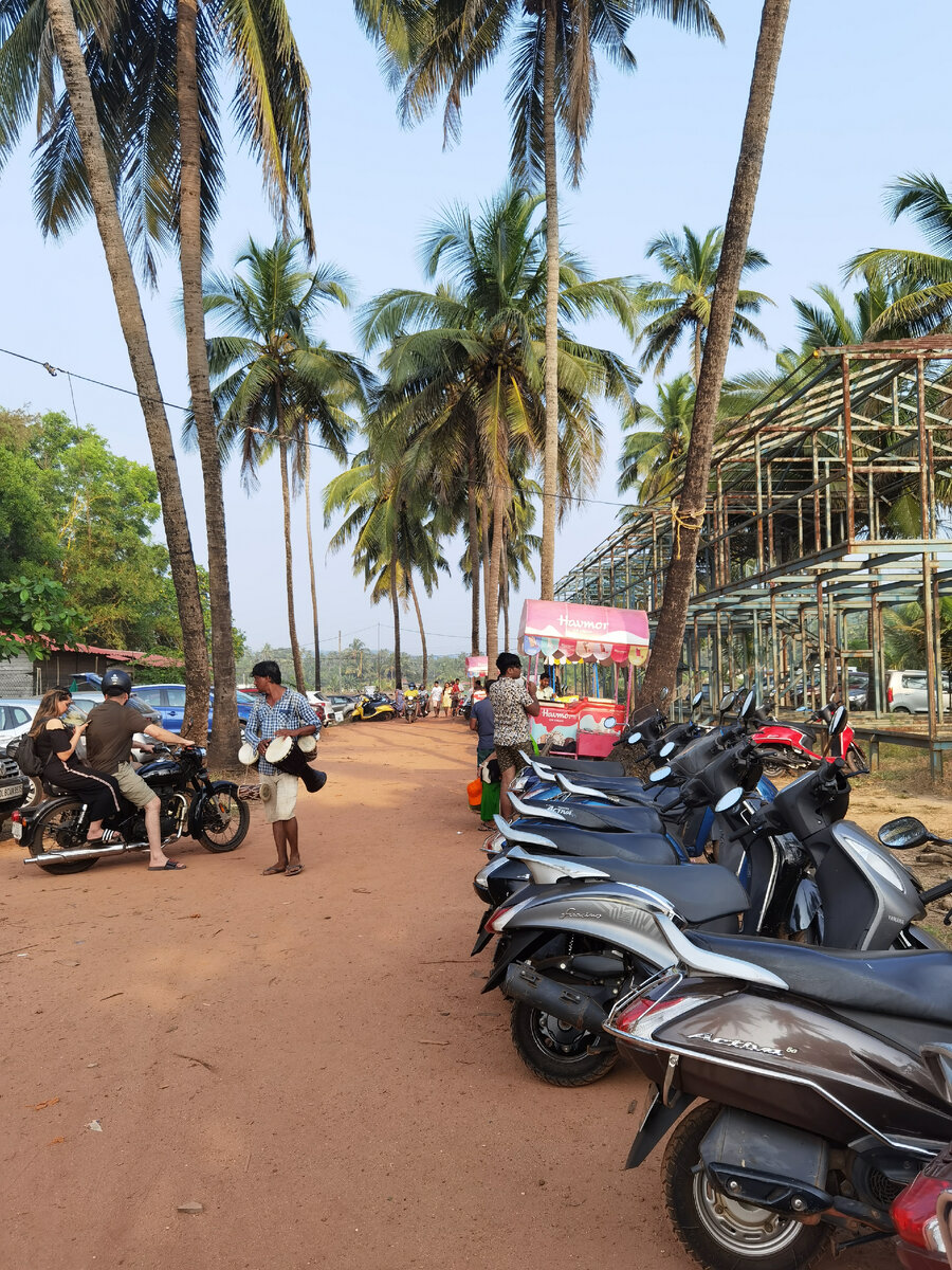 Парковка платная, 30 рупий вне зависимости от времени 