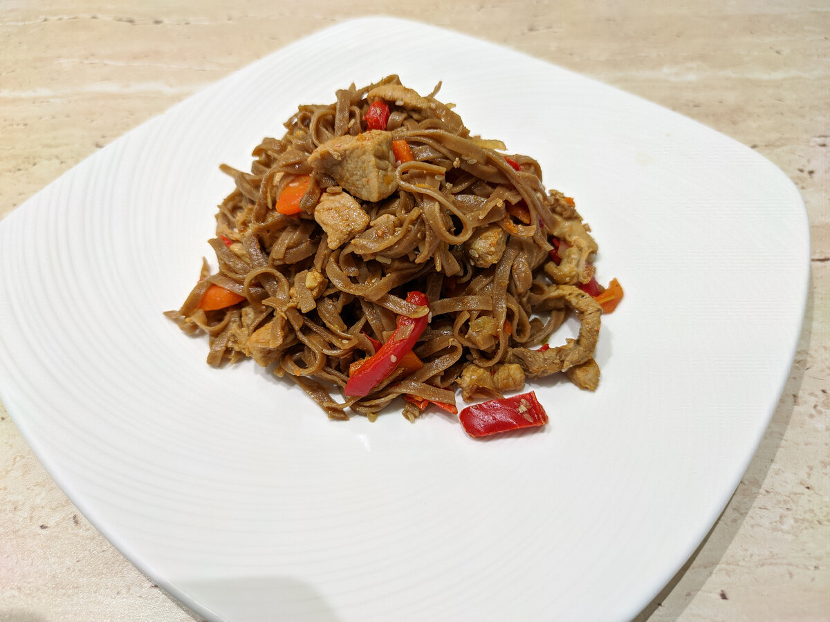 удон с угрем. лапша по азиатски. соба со свининой. гречневая лапша терияки. жареная вермишель с мясом.