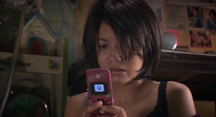Кадр из фильма "Фобия" (2008): героиня первой истории переписывается с новым знакомым