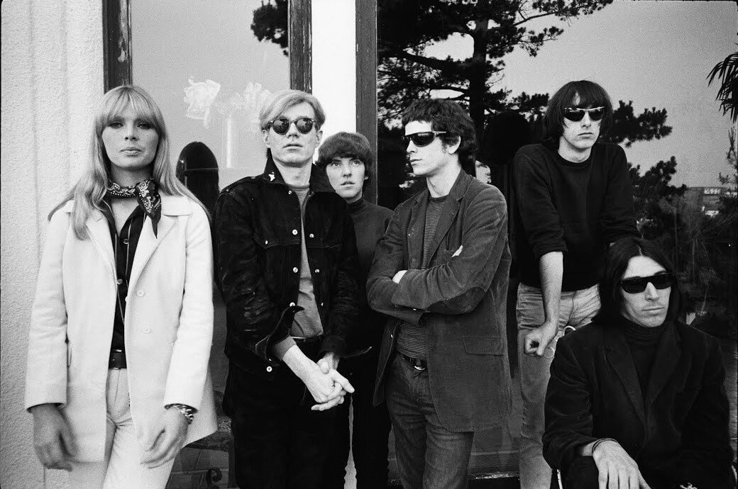 Энди Уорхол с группой The Velvet Underground и певицей Нико. Фото из открытых источников интернета.