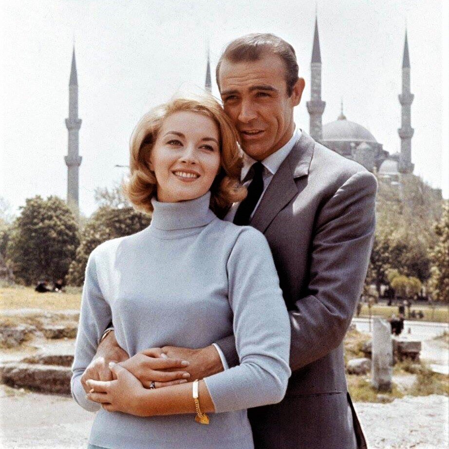 Шон Коннери с партнершей по сьъемкам на фоне мечети Султанахмет, фото из интернета
