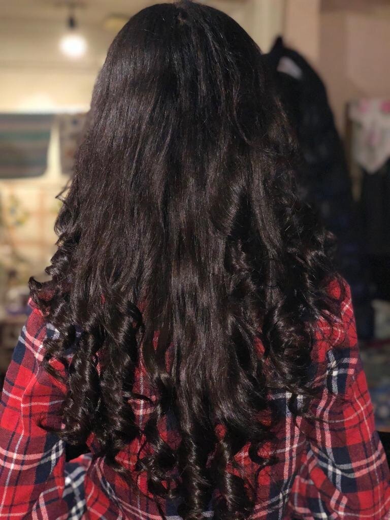 Сколько себя помню всегда ходила с длинными волосами, каждый поход в салон для меня было словно пытка.Мне казалось,что все так и мечтают лишить меня моей шевелюры.Никогда не слушала чужие советы,любила свои волосы(да конечно,с ними намечалась)Одно мытьё занимало уйму времени,при том что я не использовала никаких средств,кроме шампуня.Волос был густой,длинный.Летом я всегда ходила с распущенными волосами