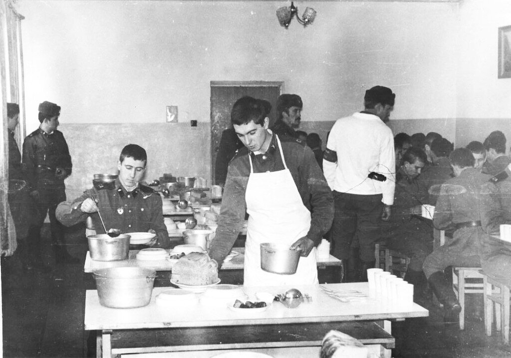 В наряде.... Но, похоже, повезло - столовая небольшая...