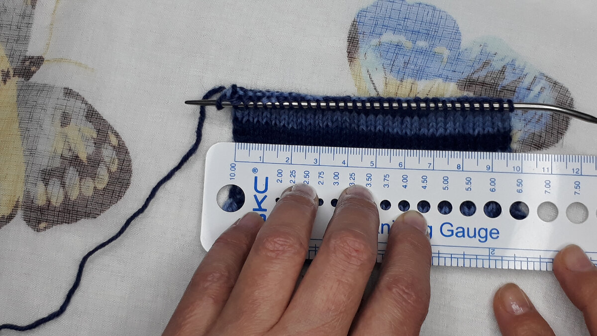 Измерение образца для расчёта количества петель. Фото автора.