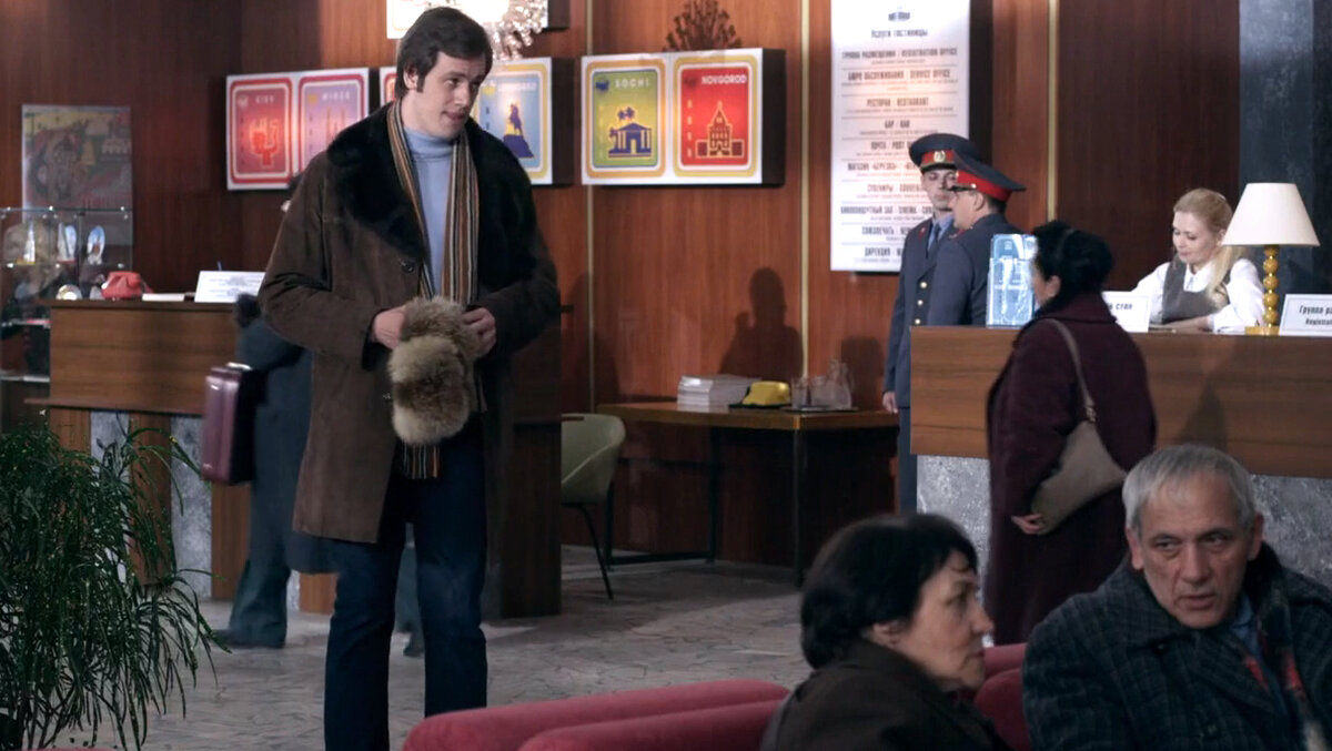 Данила Дунаев (Гарик, гид). Кадр из кинофильма "Гостиница "Россия", 2017 г., режиссер  Сергей Сенцов, сценаристы Дмитрий Миропольский, Андрей Коробов, композиторы Вадим Маевский, Александр Туркунов (скриншот)