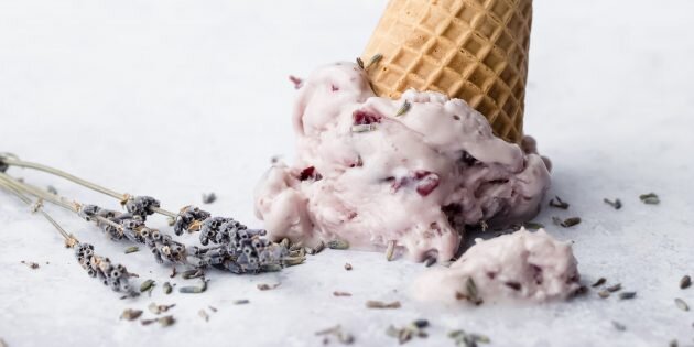 Рожок с мороженым. Изображение: Heather Barnes / Unsplash📷
