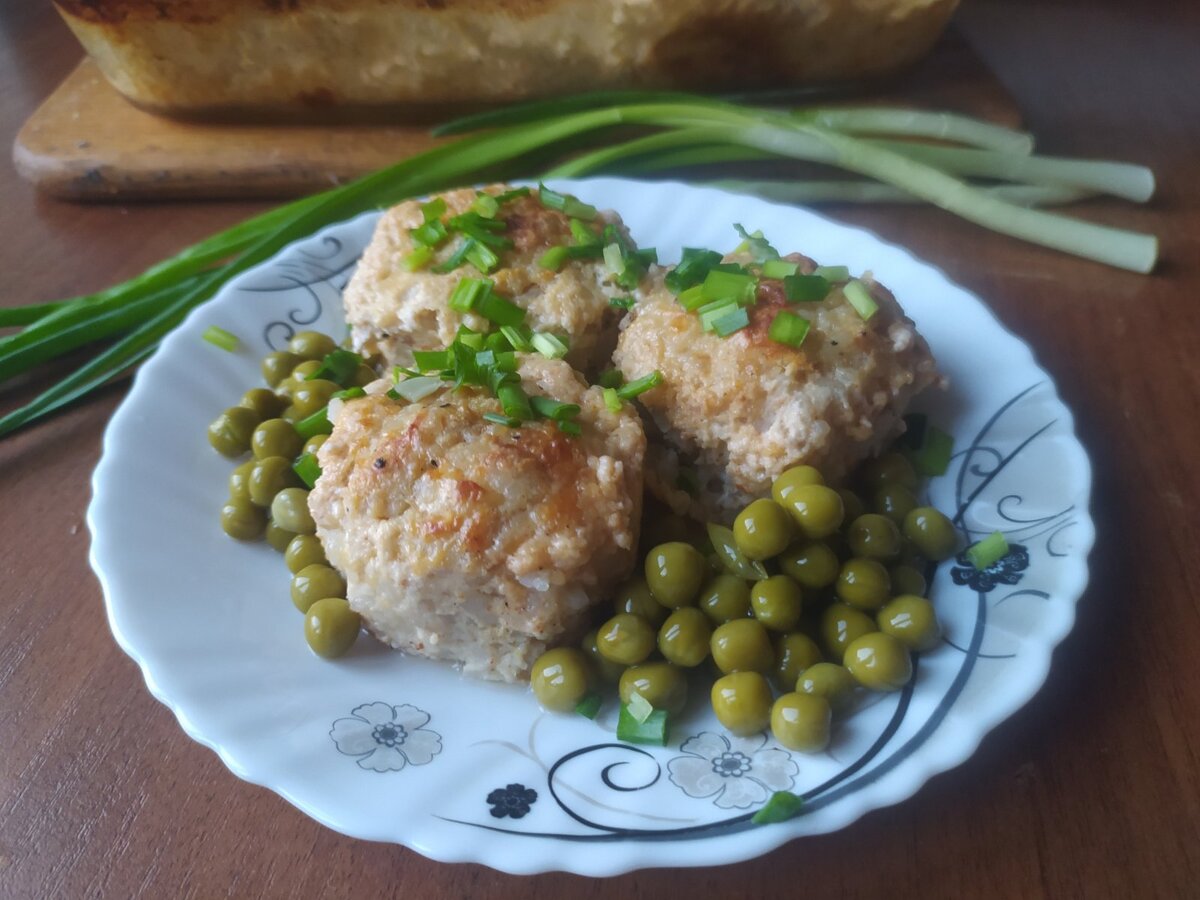 Куриные тефтели в сметанно-сырном соусе, запеченные в духовке, – вкусный  обед без хлопот | Гурманика | Дзен