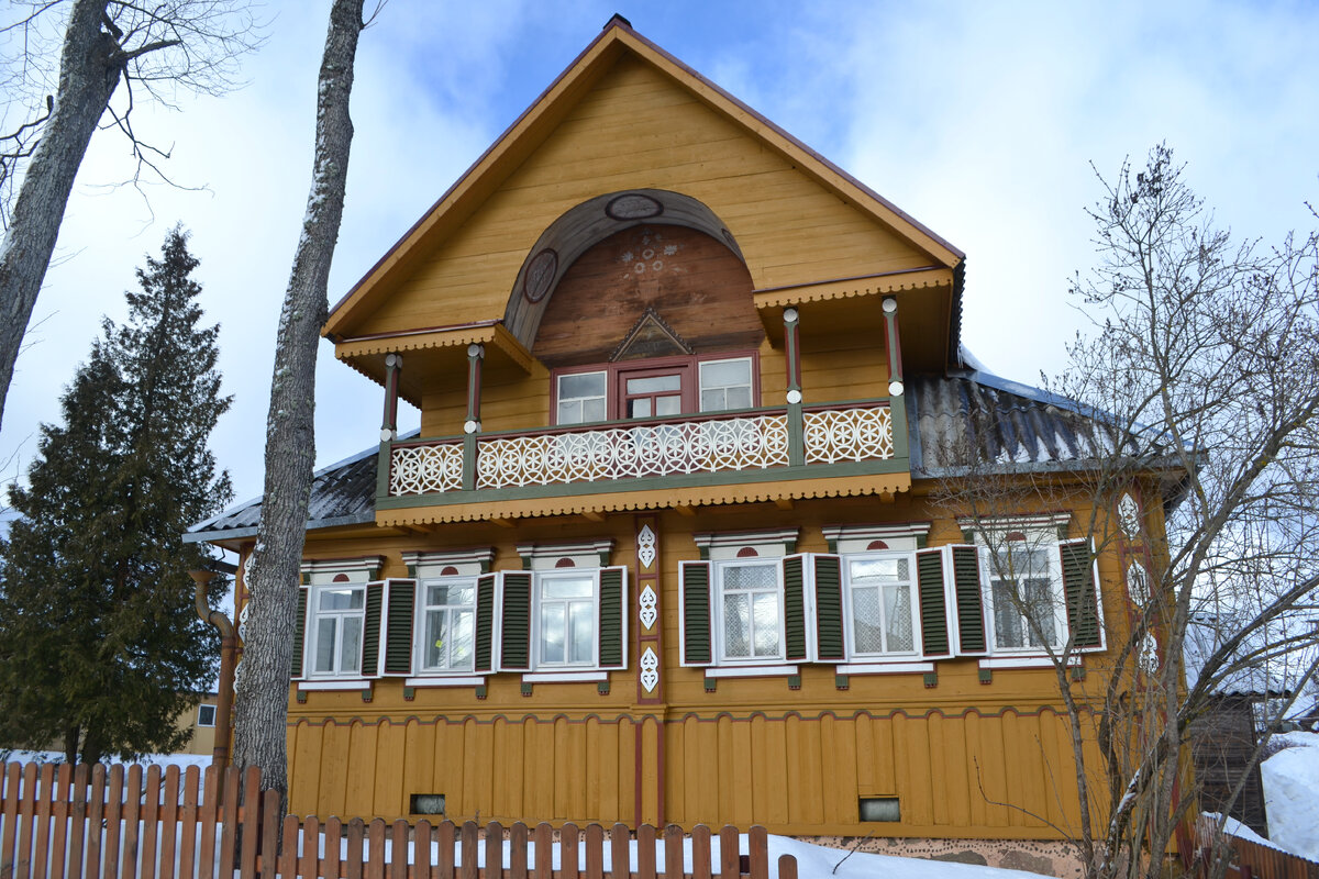 Красивые дома, многим уже по 150 лет. 