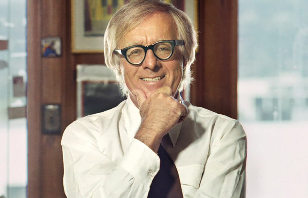 "Рэй Дуглас Брэдбери (англ. Ray Douglas Bradbury; 22 августа 1920 года, Уокиган, США — 5 июня 2012 года, Лос-Анджелес — американский писатель, известный по антиутопии «451 градус по Фаренгейту», циклу рассказов «Марсианские хроники» и частично автобиографической повести «Вино из одуванчиков». Брэдбери создал более восьмисот литературных произведений, в том числе несколько романов и повестей, сотни рассказов, десятки пьес, ряд статей, заметок и стихотворений.     Его истории легли в основу ряда экранизаций, театральных постановок и музыкальных сочинений. Брэдбери традиционно считается классиком научной фантастики, хотя значительная часть его творчества тяготеет к жанру фэнтези, притчи или сказки". Из Википедии. Изображение из сети Интернет - в свободном доступе и носит иллюстративный характер.