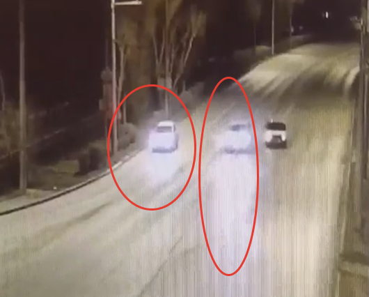 На двух стоящих на светофоре автомобилях виден отблеск от фар с включенным ближним светом. Отблеска от ВАЗа нет 