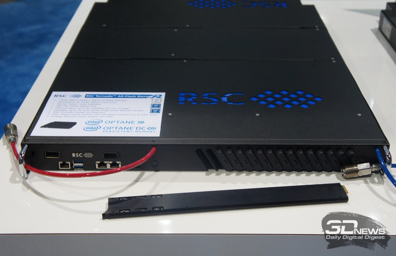 Модуль RSC Tornado AFS (All Flash). На переднем плане — SSD в формате EDSFF E1.L