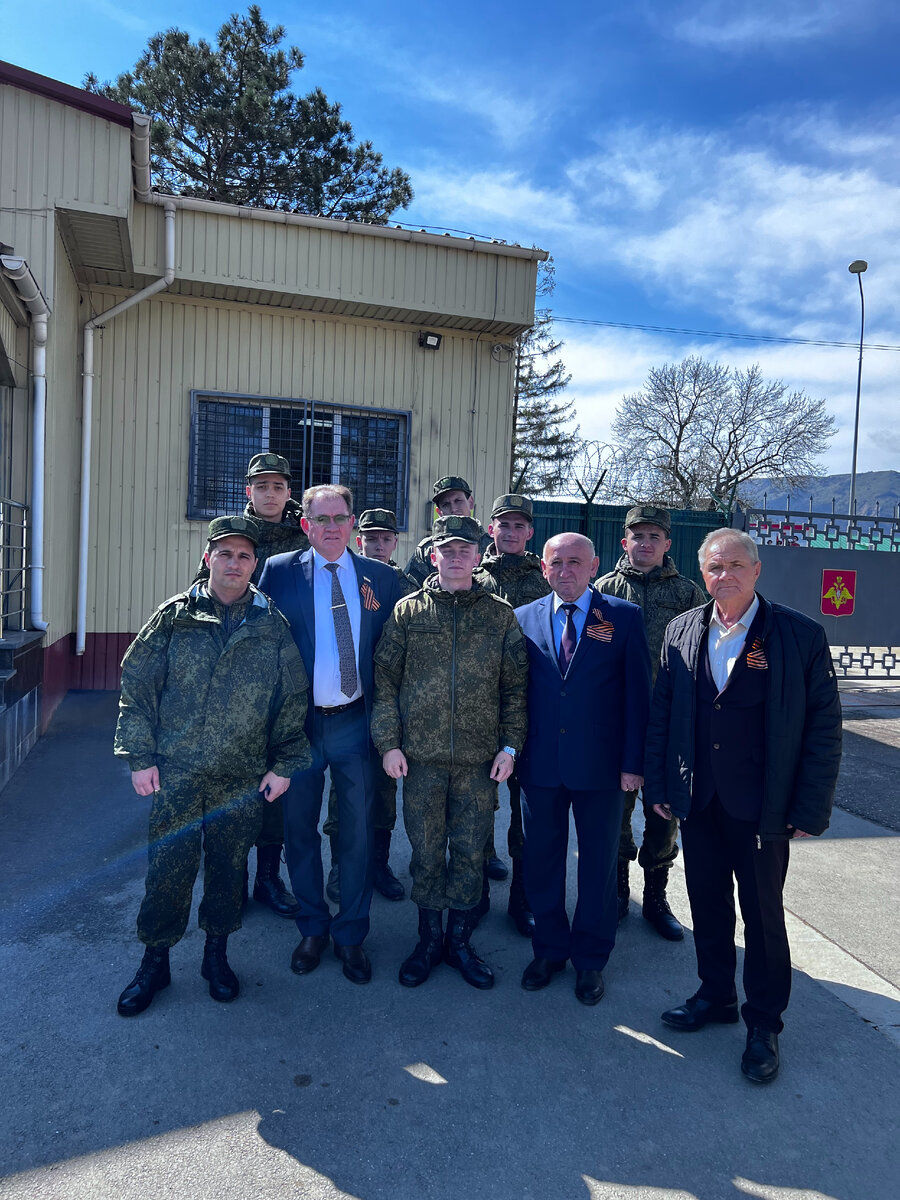 А. Шувалов, Г. Погосян, П. Зайцев с военнослужащими