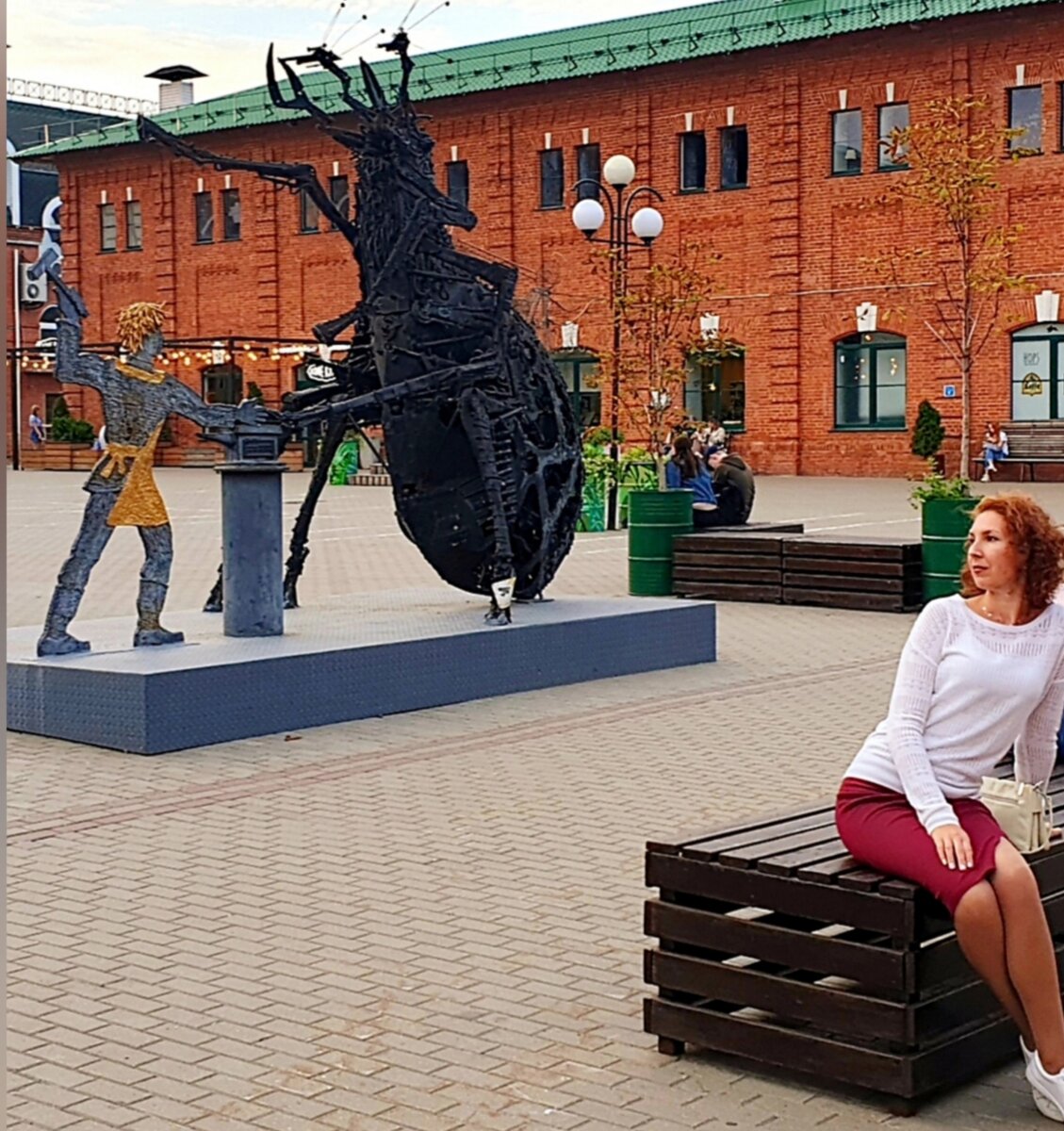 Фото Игоря Грузкова. Скульптура “Укрощение блохи” в "Ликёрка Лофт"