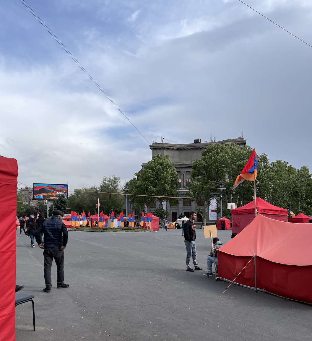 Люди даже разбили палатки в центре и ночуют в них, хотя сейчас постоянно идет дождь, погода пасмурная, и температура днем всего +14. Ночью намного холоднее.