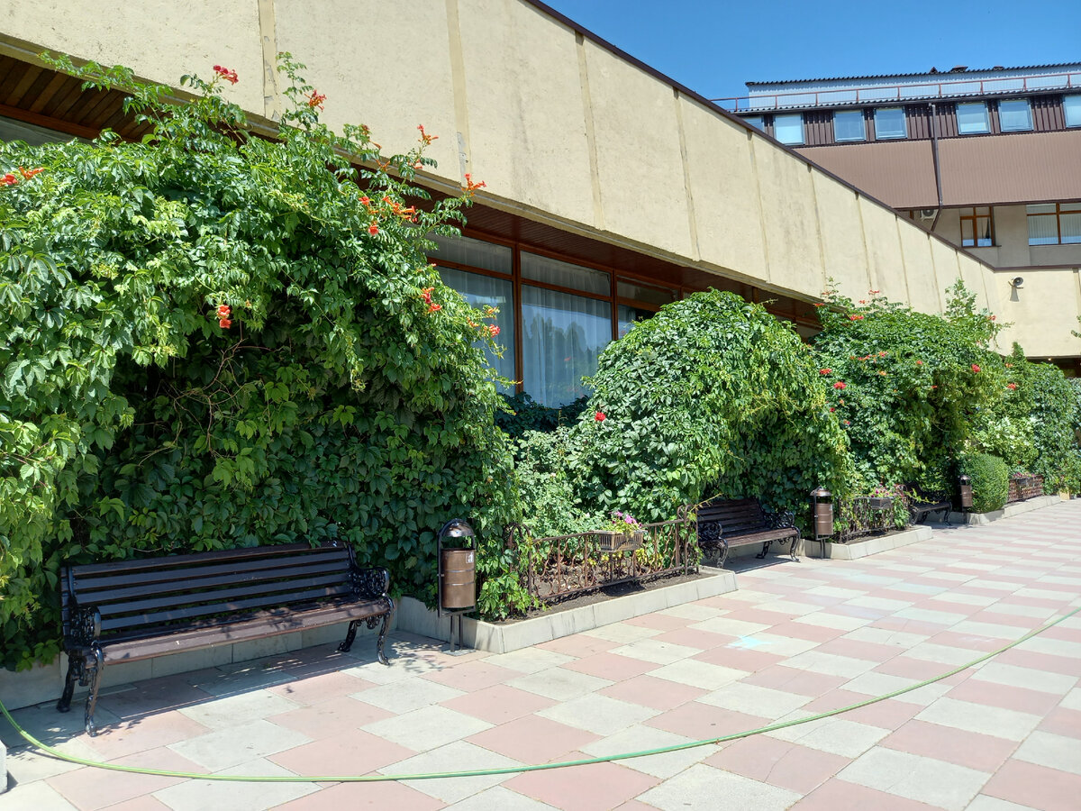 Фасад санатория "Родник" в Пятигорске