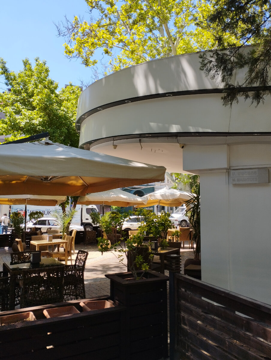 Кафе Козырек в парке Сарьяна в Ереване. Авторское фото.