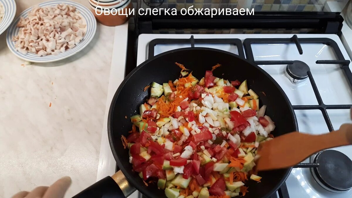 Кальмары фаршированные рисом и овощами.