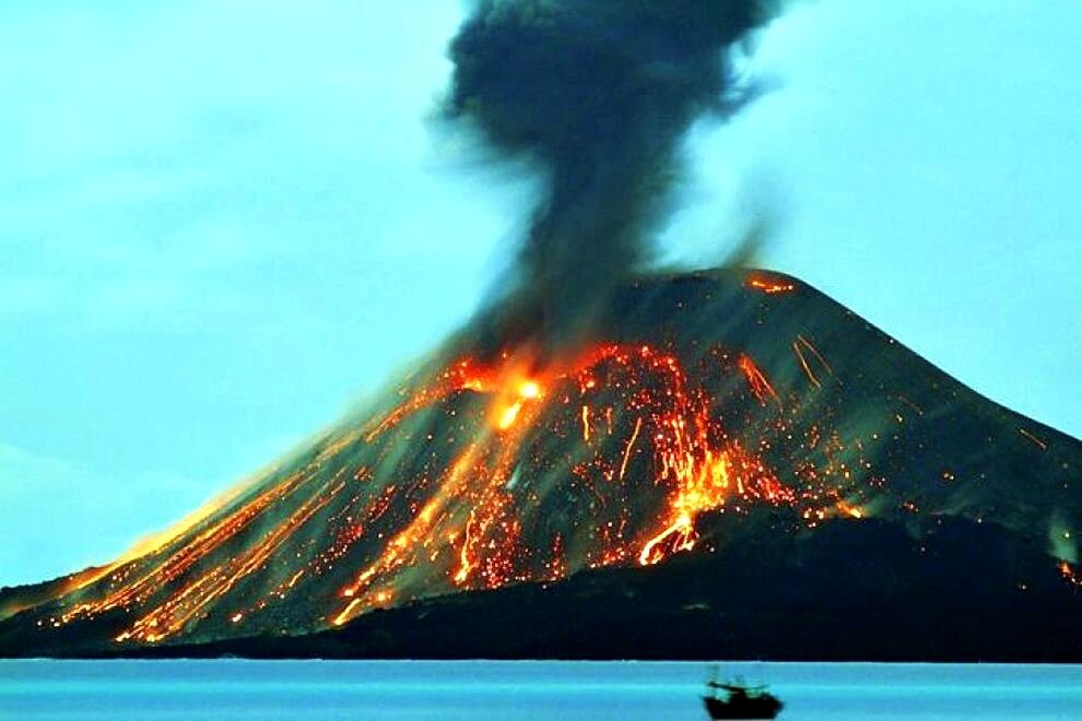 Вулканы и вулканические извержения. Извержение вулкана Кракатау 1883. Индонезия вулкан Кракатау. Извержение Кракатау 2020. Извержение вулкана Кракатау в 1883 году.