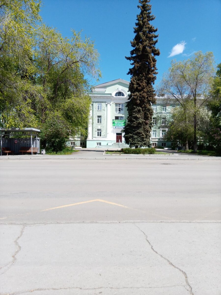 А вот с этой точки и начинается аллея, обычно в это время на клумбе уже вовсю цветут пионы
