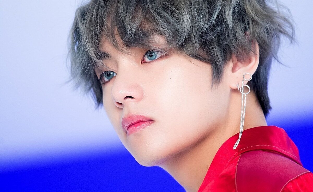 Тэхен из бтс новости. BTS V кудрявый. Ви БТС. Kim Taehyung. Ким ТЭ хён DNA.