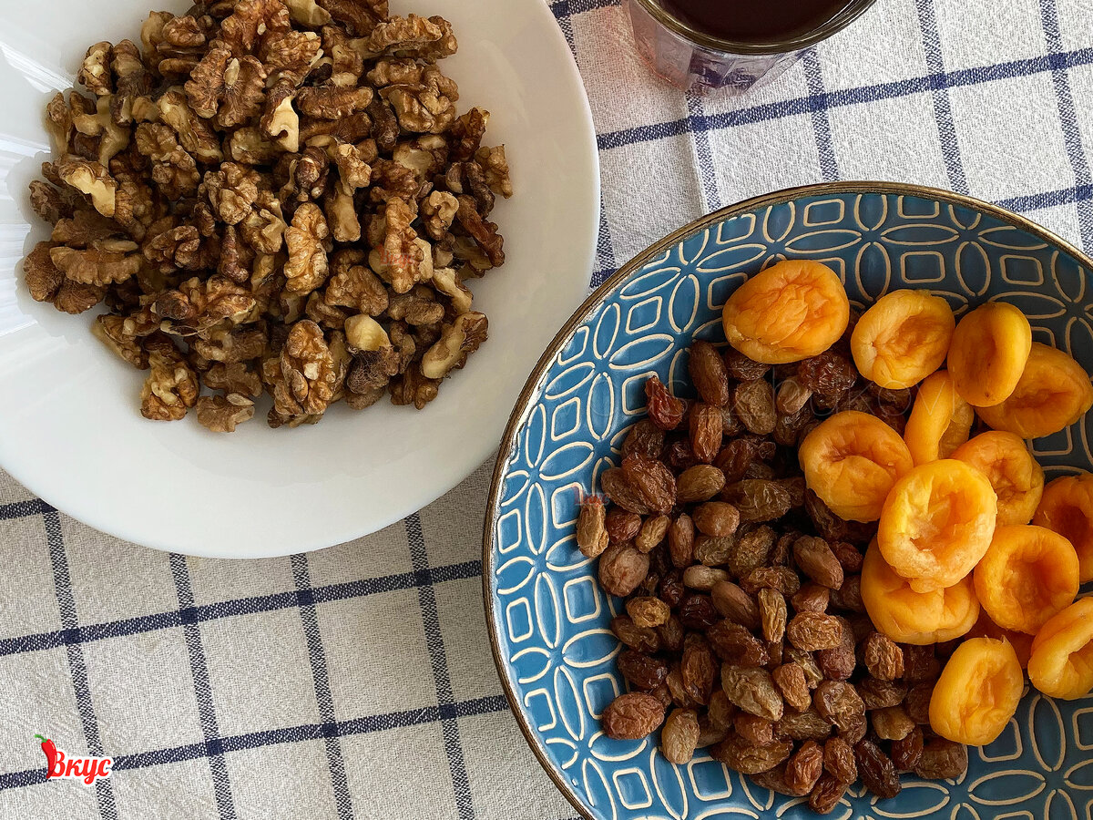 Смешайте заварку, орехи, сухофрукты и мёд. «Мазурка» к чаю готова | Вкус  Жуковы | Дзен