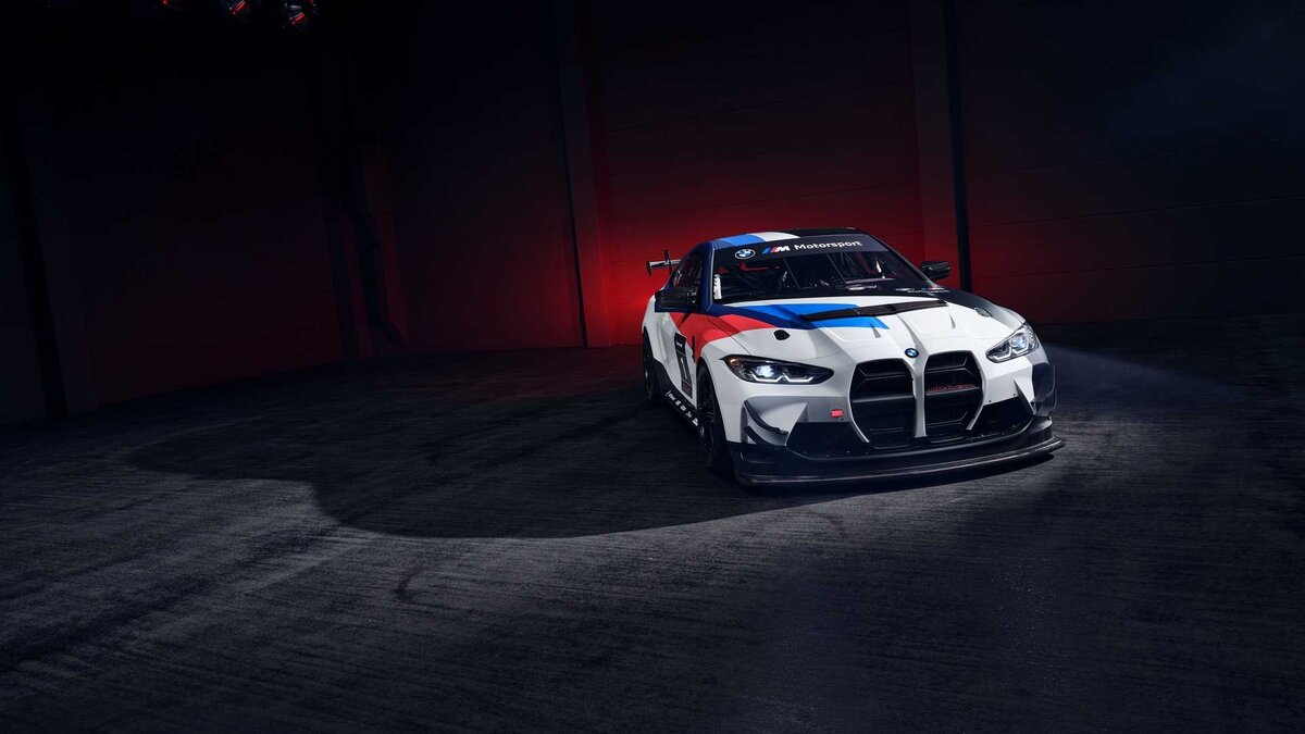 BMW M4 GT4 второго поколения позаимствовал легкую карбоновую крышу и регулируемое антикрыло у старшего M4 GT3. Также машина отличается от гражданской «эмки» большим регулируемым передним сплиттером, вентилируемым капотом, боковыми «юбками». В салоне установлены цифровой интерфейс M Track, позволяющий оперативно менять многие настройки автомобиля и проверять работу систем без трудоемкого подключения ноутбука, многофункциональный руль Fanatec с подсветкой, кресло Recaro, каркас безопасности.