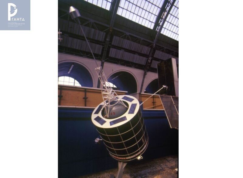 Искусственный спутник Земли «Космос-1383» в павильоне «Космос» на ВДНХ СССР. 1987. РГАНТД. Арх. № Д1-3051 цв.