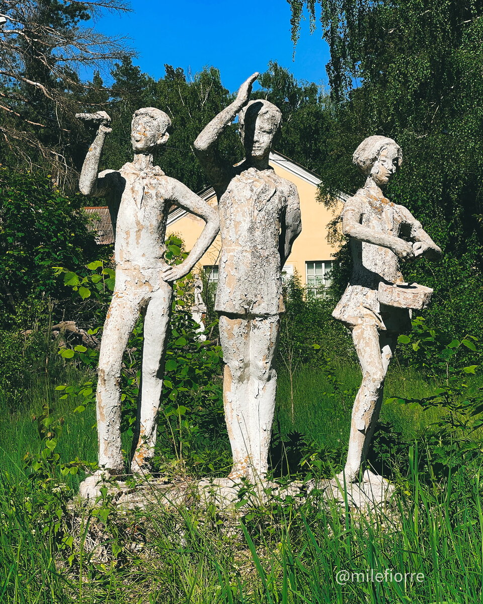 Скульптуры пионеров перед библиотекой. 