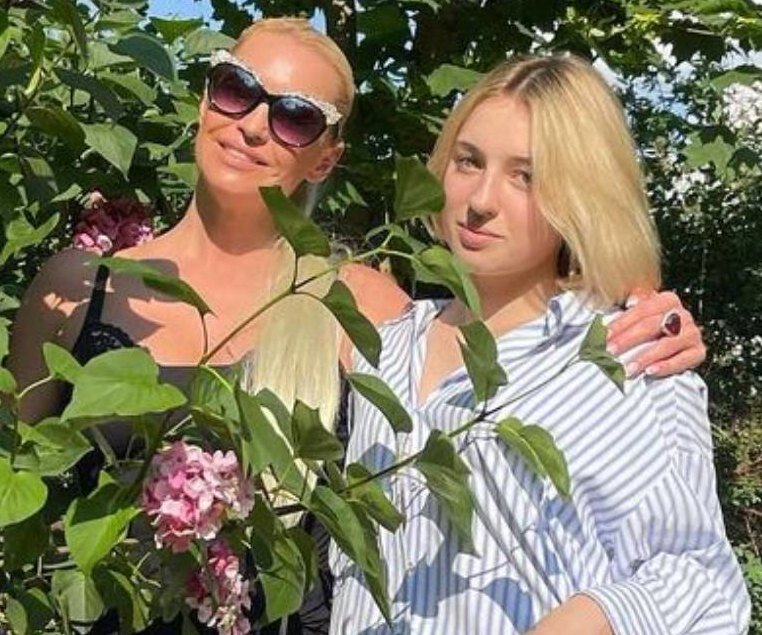     «Ариадна испугалась»: дочь Волочковой в мини-юбке у куста сирени поразила фанатов