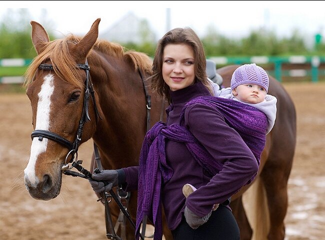малыш может путешествовать в слинге хоть спереди мамы, хоть сзади