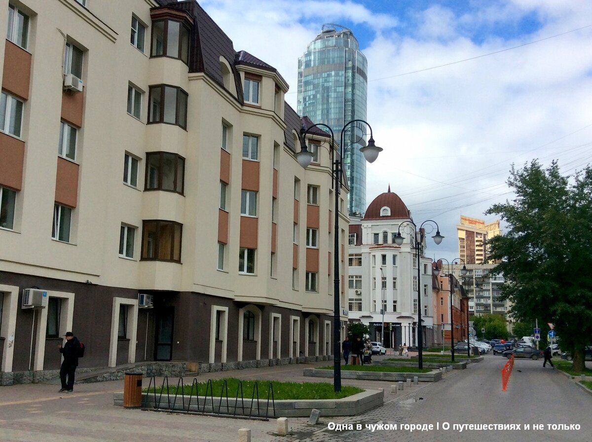 В "Атомстройкомплексе" считают свои "замковые дома" прорывом в городской архитектуре, но не все с этим согласны. Многие архитекторы склоняются у мнению, что псевдостаринный стиль делает Красноармейскую больше похожей на театральную декорацию, чем на городскую улицу.  