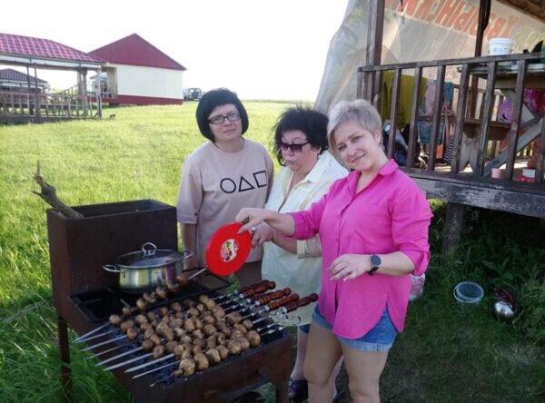    Шашлыки, как и уха, – обязательная часть программы