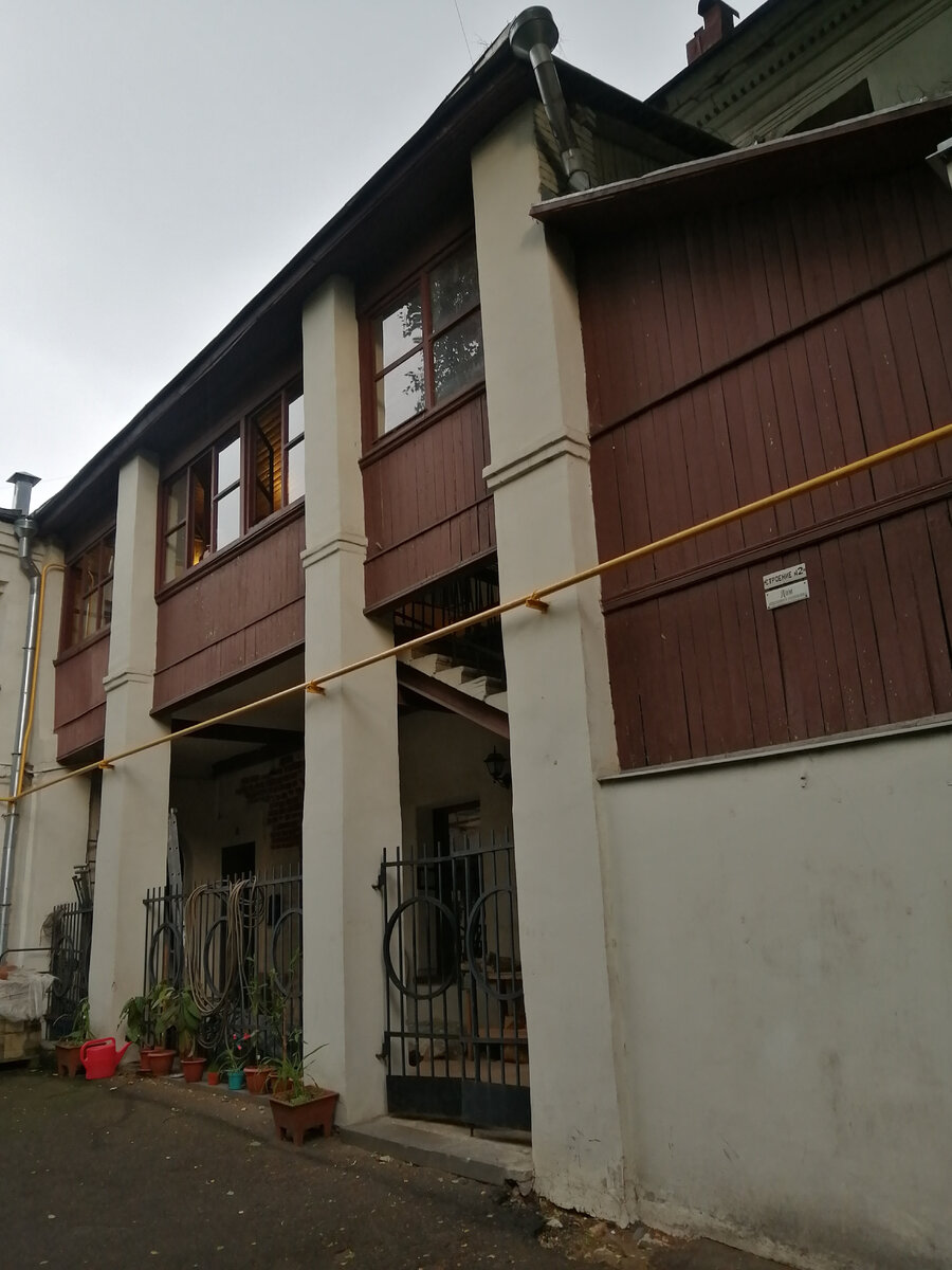 Веранда самого старого жилого дома Москвы на сегодня, в котором по-прежнему обитают жители.
