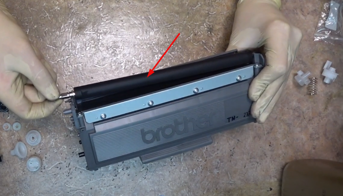 Отводим ролик проявки чуть вверх