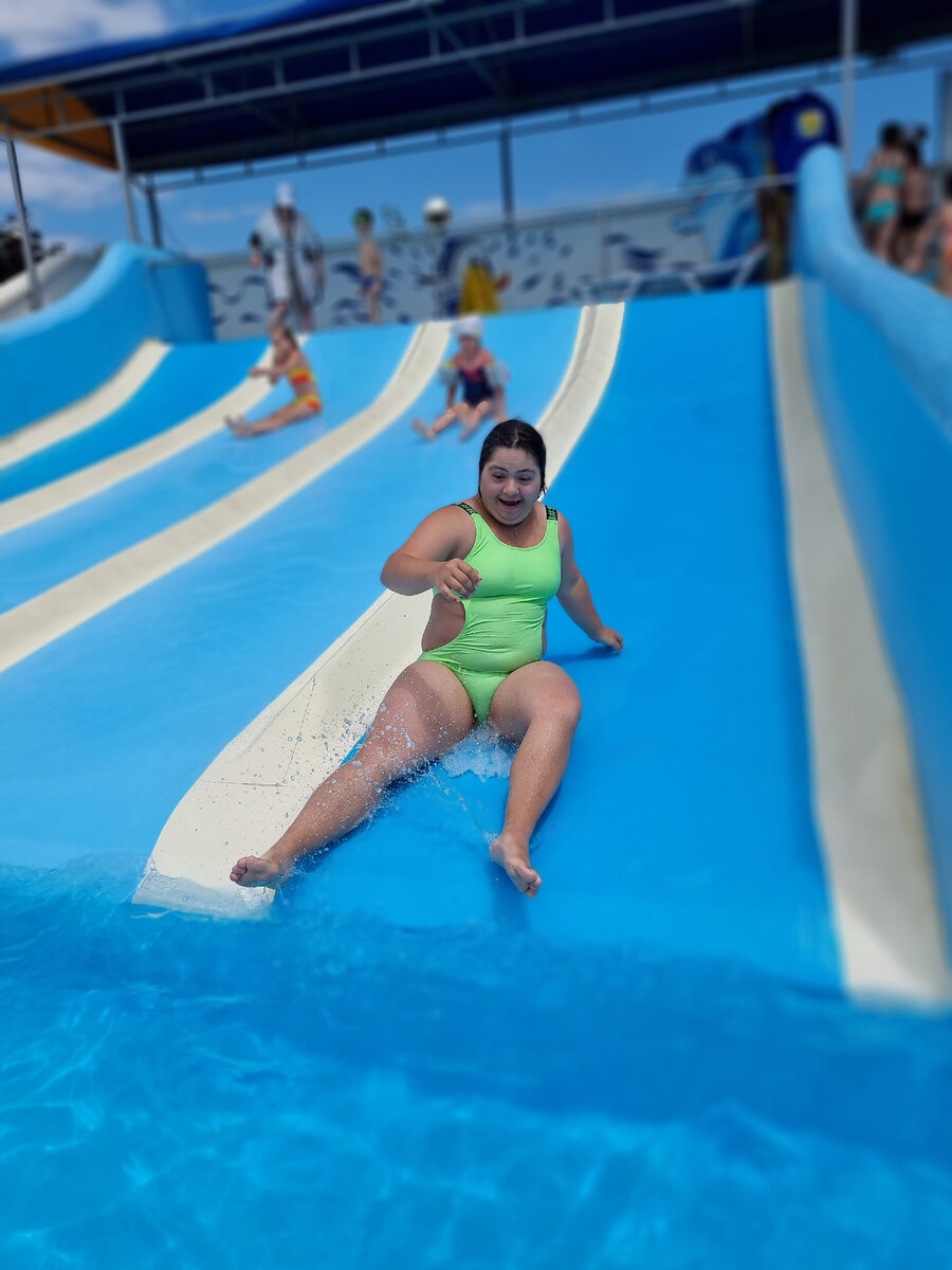 Мила катается на водной горке