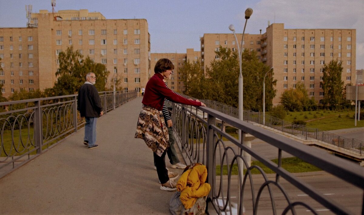Учатся плевать в машины на улице Токарей. Кадр из к/ф «Межсезонье».