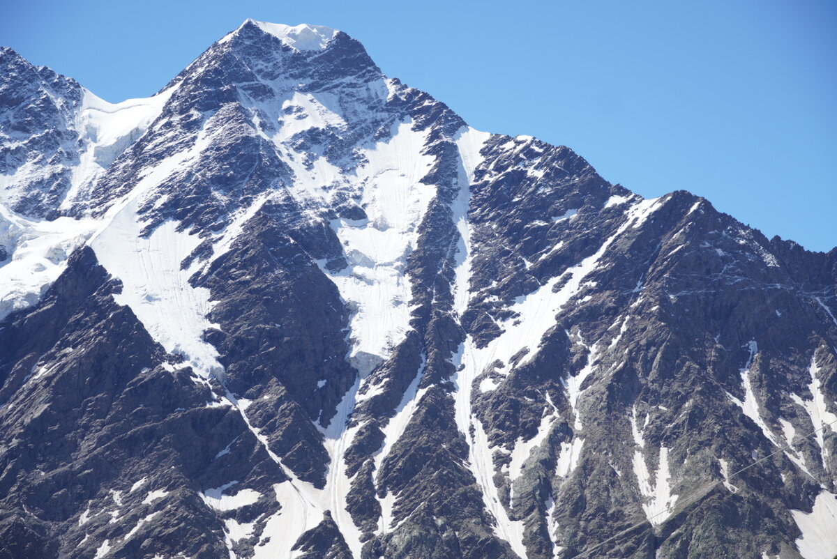 Гора Донгузорун и ледник Семёрка, вид с верхней станции канатной дороги Чегета.